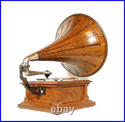 1909 Victor V Phonograph with Spear Tip Wood Horn Near Mint & All Original
