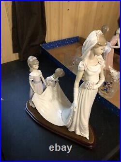 Lladro #1446 Here comes the Bride mint with base retired $945 value
