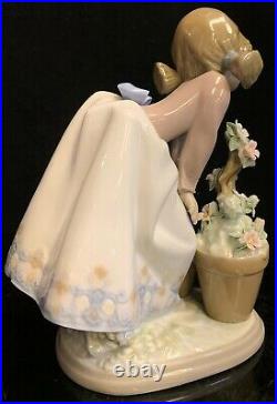 Lladró #5548 Pretty Poises Figurine Rare Flowers Iconic Piece Vintage Mint